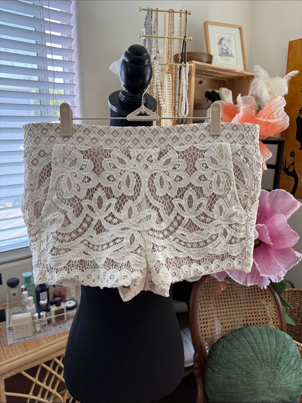 BCBG Max Azria Ivory Lace Lined Boho Hippie Femme Chic Twiggy Mini Shorts